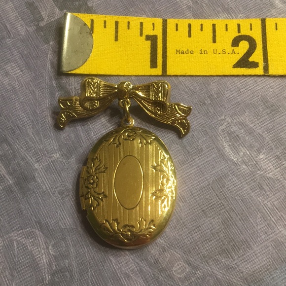 Oval Locket with Bow Tie Hanging Brooch - Host Pick - Picture 4 of 4